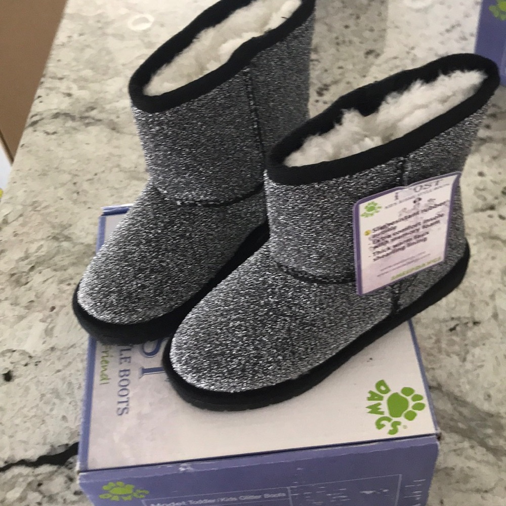 Sheep dawgs Girls silver glitter boot Size 6/7